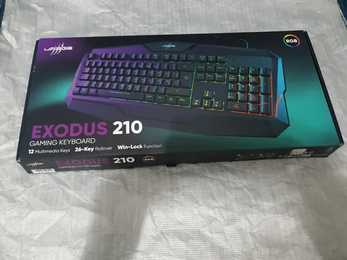 uRage Gaming-Keyboard Exodus 210 - Kabelgebunden mit Handballenauflage - Tastatur mit Anti-Ghosting und 26-Tasten-Rollover für blitzschnelle Reaktionen. Ideal für Gamer, die Komfort und Geschwindigkeit schätzen.