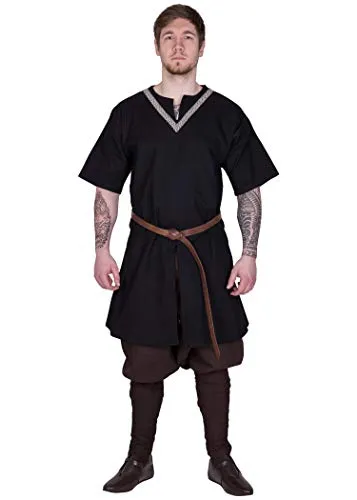 Battle-Merchant Mittelalter Tunika Ailrik | Kurzarm Wikinger Hemd für Herren - Herrenhemden aus 100% Baumwolle, ideal für LARP und Sommer-Events. Mit dekorativer Borte und praktischen Schlitzen für mehr Bewegungsfreiheit beim Reiten.