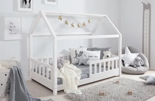 TiCAA Kinderbett Hausbett Kay 90x200 cm - 140x200 cm, inkl. Rolllattenrost - Kleinkindbetten: Sicheres Hausbett aus massivem Kiefernholz, höhenverstellbar mit Rausfallschutz und in fünf Größen erhältlich. Ideal für Jungen und Mädchen.