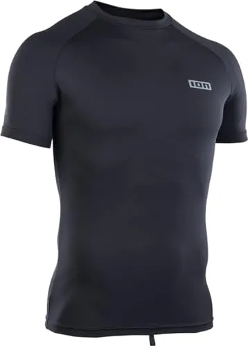 ION RASHGUARD SS Lycra 2025 black - M - Lycras: Herren Rashguard mit UV-Schutz, aus recycelten Materialien, bequeme Passform und praktische Slip_loop-Schlaufe für sicheren Halt.