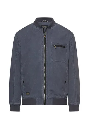 camel active Herren Blouson Dunkelblau mit Bomberkragen - Strapazierfähiger Blouson aus Ribstop mit praktischen Taschen und camel active Markenlogo. Ideal für den Alltag, bietet er einen stilvollen Regular Fit für jeden Anlass.