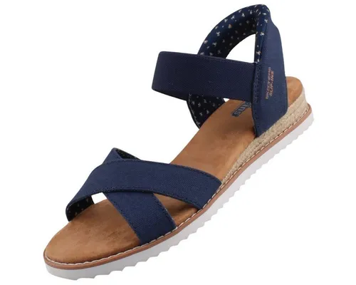 Skechers Slip-Ins Bobs Desert Kiss – Golden Lily Damen Sandale Blau - Bequeme Slip-Ins Bobs Desert Kiss Damen Sandale in Blau, ideal für den Alltag. Mit formstabilem Fersenkissen und Gummizugriemen für einfachen Einstieg. Hergestellt aus 100% veganen Materialien und maschinenwaschbar.