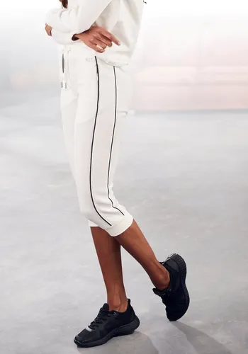 H.I.S Caprihose mit Piping - Bequeme Caprihose von H.I.S. mit seitlichen Piping und praktischen Eingrifftaschen, ideal für entspannte Tage und Freizeitaktivitäten.
