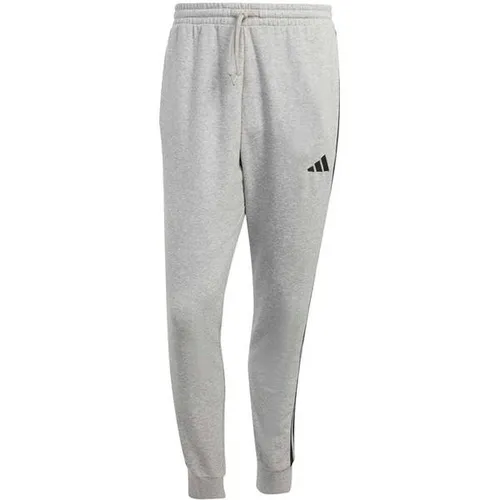 ADIDAS Herren Hose Essentials 3-Streifen - Komfortable Herrenhose aus weichem French-Terry-Material, ideal für Freizeit und Sport. Die schmal zulaufende Beinform und die ikonischen 3-Streifen sorgen für einen modernen Look.