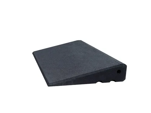 Bordsteinrampe Pro 65 mm aus hochverdichtetem Gummigranulat - Hochverdichtete Gummirampe für Barrierefreiheit. Ideal für Rollstühle, Kinderwagen & mehr. Robust, langlebig und einfach anzuwenden – für einen schnellen Einsatz überall.