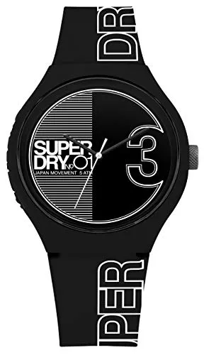 Superdry Herren Analog Quarz Uhr SYG239BW mit Silikonband - Stylische Analog Quarz Uhr mit 43mm Gehäuse aus Kunststoff. Das schwarze Silikonarmband mit weißem Schriftzug sorgt für einen modernen Look. Wasserdicht bis 5 bar – ideal für den Alltag.