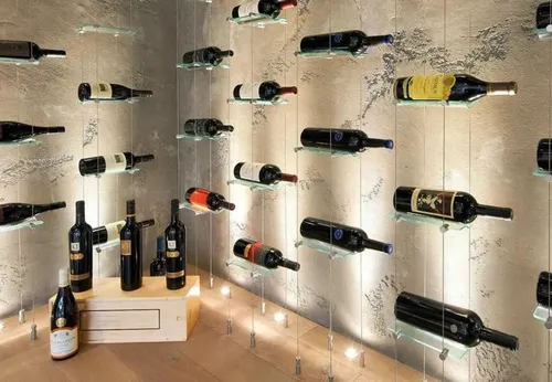 Hängeweinregal aus Edelstahl und Glas - Elegantes Hängeweinregal für über 6 Flaschen, ideal für Esszimmer und Küche. Modernes Design aus transparentem Glas und Edelstahl, passt perfekt in jeden Raum.