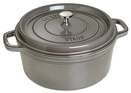 STAUB Gusseisen Bräter/Cocotte 28 cm - Graphitgrau - Runder Bräter aus emailliertem Gusseisen mit 6,7 L Volumen, ideal für saftiges Garen und Servieren. Perfekt für alle Herdarten inkl. Induktion. Besondere Tropfenstruktur für optimale Befeuchtung.