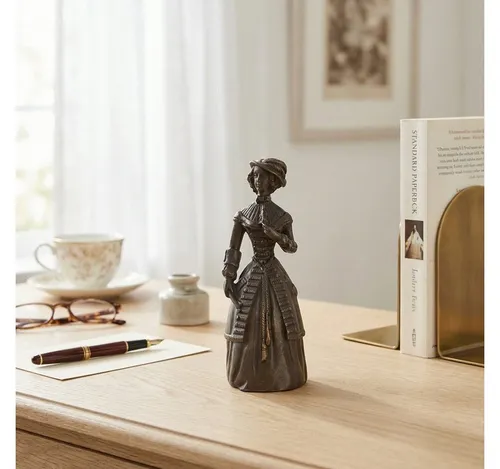 Tischglocke Bronze, viktorianische Dame, patiniert, H.14 cm - Elegante Tischglocke aus patinierter Bronze, ideal für stilvolle Akzente in jedem Raum. Hochwertige Verarbeitung und ein einzigartiges Design machen sie zum Blickfang in Ihrer Einrichtung.