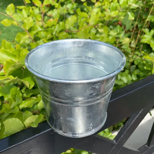 Blumenkübel, Übertopf aus Metall feuerverzinkt. H. 10,5 cm. PLINT