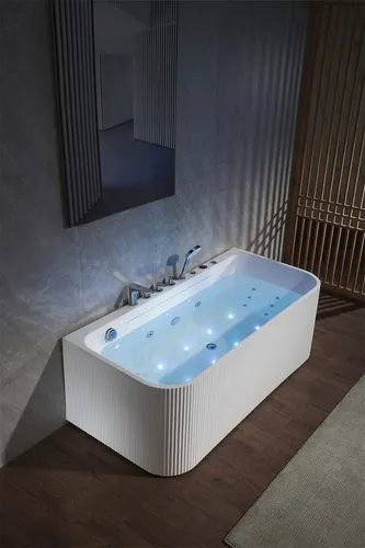 Badewanne mit Whirlpool und Massagedüsen – Entspannung pur