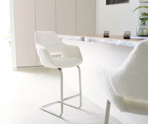 DELIFE Barstuhl Yago-Flex Bouclé Weiß - Moderner Barhocker mit elegantem Freischwingergestell aus Edelstahl und weichem Bouclé-Stoff für hohen Sitzkomfort. Ideal für stilvolle Esszimmer und große Menschen.