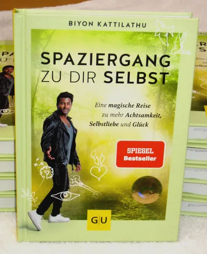 Spaziergang zu dir selbst: Eine magische Reise zu mehr Achtsamkeit, Selbstliebe und Glück - Hörbuch über Lebenshilfe, das zu mehr Achtsamkeit und Selbstliebe inspiriert und persönliche Transformation fördert.