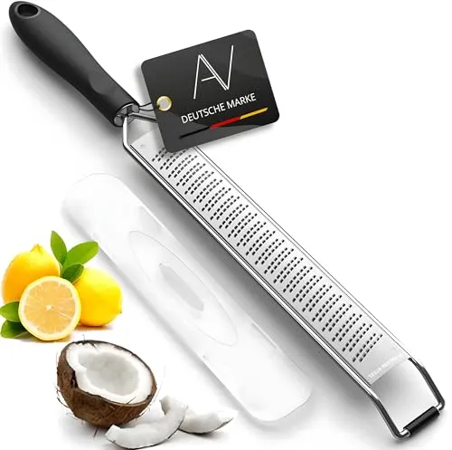 AVANA Zester Reibe aus Edelstahl mit Schutzabdeckung - Zester Reibe für vielseitiges Raspeln von Parmesan, Ingwer und Zitronen. Rutschfester Silikon-Griff und rostfreier Edelstahl sorgen für Sicherheit und Langlebigkeit.
