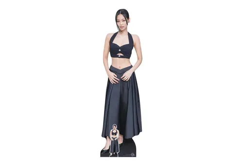 Dekofigur Jennie - K-Pop Pappaufsteller 48x170 cm - Der perfekte Blickfang für jede Veranstaltung! Dieser lebensgroße Pappaufsteller sorgt für unvergessliche Momente bei Partys, Hochzeiten und Promotions. Stabil und leicht transportierbar – einfach aufstellen und genießen!