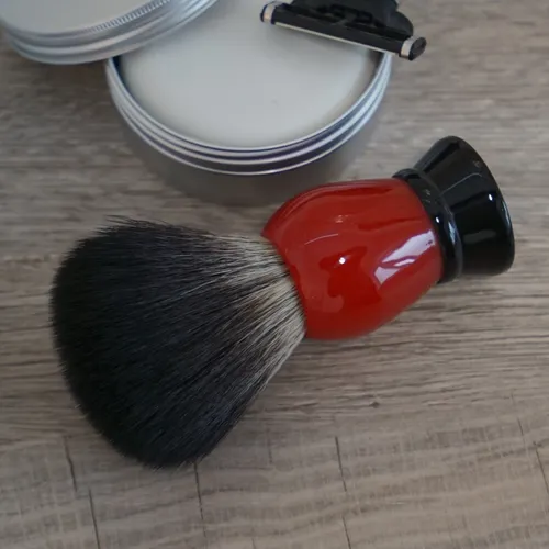 Rasierpinsel mit Synthetik-Haar, Rot/Schwarz, Ø 24mm - Eleganter Rasierpinsel in Rot/Schwarz, ideal für die tägliche Rasur, verpackt im stilvollen Geschenkkarton.