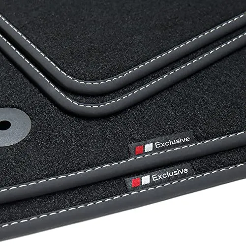 tuning-art BEF944 Fußmatten für Toyota Aygo X AB7 2022- - Hochwertige Velours-Fußmatten, passend für Toyota Aygo X AB7, mit rutschfestem Befestigungssystem und stilvollen, gestickten Schriftzügen. Strapazierfähig und waschbar für eine einfache Pflege.