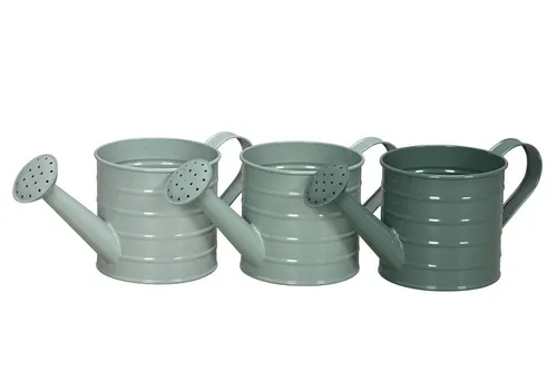 finehomegarden Gießkanne mit Henkel Metall 3-farbig sortiert - Praktische Gießkanne aus Metall in drei Farben, ideal für Pflanzen. Die dekorative Gestaltung macht sie auch als Shabby Chic Deko zu einem Blickfang. Perfekt für Garten, Balkon oder als Tischdekoration.