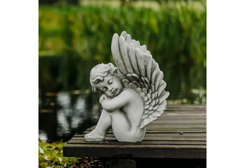 Gartenfigur Sitzender Engel mit Flügeln - Frostsichere Steinfigur (H. 48 cm, 23 kg) für Grab oder Garten, die mit weit ausgebreiteten Flügeln Schutz und Trost bietet.