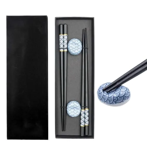Intirilife Essstäbchen Set in Schwarz mit blauem Fächermuster - 2 Paar Stäbchen 22.7 cm Länge mit 2 Stäbchenhalter 3.5x2.8x1.4 cm - Wiederverwendbare Sushi Essstäbchen Chinesische Japanische Stäbchen