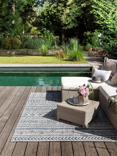benuta Nest In- & Outdoor-Teppich Cleo Blau 80x150 cm – Vielseitiger Teppich für Balkon und Garten - CLEO vereint stilvolles Design mit Funktionalität. Der robuste Teppich aus Kunstfasern ist wasserabweisend, farbecht und ideal für drinnen und draußen. Pflegeleicht und schadstoffgeprüft, bringt er entspannte Boho-Vibes in jeden Raum.