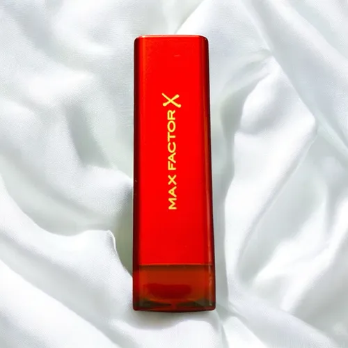 Max Factor Marilyn Monroe Ruby Red Lippenstift - Lippenstift in klassischem Rot, ideal für jeden Teint. Langanhaltend, feuchtigkeitsspendend mit Traubenkernöl und Avocadobutter für geschützte Lippen.