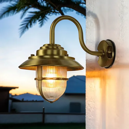 Licht-Erlebnisse Messing Außenwandleuchte IP64 - Edel designte Außenwandleuchte aus massivem Messing, wetterfest und witterungsbeständig. Ideal für Balkon, Terrasse oder Eingangsbereich, sorgt für Sicherheit und stilvolle Akzente.