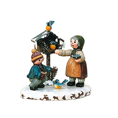 Wiki Vogelfütterung - Hubrig Sammlerfigur - Sammlerfigur aus originaler Holzkunst, handgefertigt in Zschorlau/Erzgebirge. Entdecken Sie die Vielfalt an liebevoll gestalteten Figuren, ideal zum Sammeln oder Verschenken.