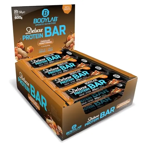 Bodylab24 Deluxe Protein Bar Chocolate Peanut Caramel 12 x 50g - Proteinriegel mit 11g Eiweiß pro Riegel, wenig Zucker und einem leckeren Schokoladenüberzug – ideal für unterwegs und perfekt für die Eiweißversorgung.