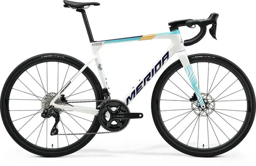 Merida SCULTURA 6000 V3 pearl(blue-Team) M - Leistungsstarkes Rennrad - Das Merida SCULTURA 6000 V3 in Größe M vereint Leichtigkeit und Effizienz für sportliche Fahrer. Ideal für lange Trainingsfahrten, bietet es eine ausgewogene Sitzposition und hochwertige Komponenten im auffälligen PEARL(BLUE-TEAM) Design.