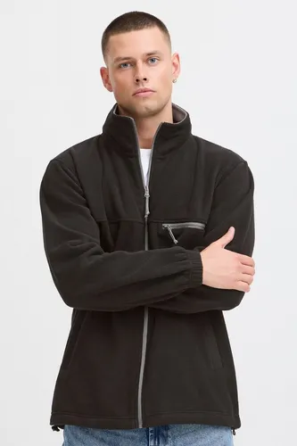 !Solid SDMatz Herren Zip-Jacke Fleecejacke mit Brusttasche - Die SDMatz Fleecejacke von !Solid bietet höchsten Komfort und Langlebigkeit. Ideal für Freizeit und Outdoor-Aktivitäten, überzeugt sie mit praktischen Taschen und einem hohen Stehkragen.