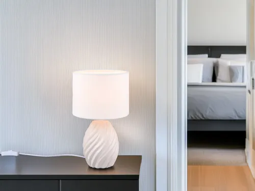 LED Nachttischlampe mit Stoffschirm Weiß, H 31cm - Klassische Tischleuchten mit gemütlichem Design, dimmbar in 3 Stufen und inklusive warmweißem LED Leuchtmittel für eine behagliche Atmosphäre.