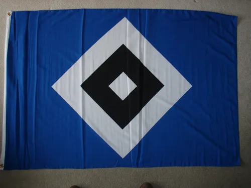 HSV Fahne 80 x 120 cm mit 2 Ösen - Hochwertige Hissfahne in den Farben Blau, Weiß und Schwarz für Fans des Hamburger SV. Ideal für den Einsatz im Stadion oder zu Hause, um die Mannschaft lautstark zu unterstützen!