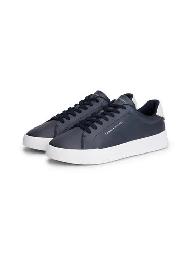 Tommy Hilfiger TH COURT LTH DETAIL ESS Sneaker - Sportlicher Freizeitschuh mit seitlichem Logoschriftzug aus hochwertigem Leder, ideal für lässige Outfits. Fällt klein aus, bitte eine Größe größer bestellen. Perfekt für jeden Tag!