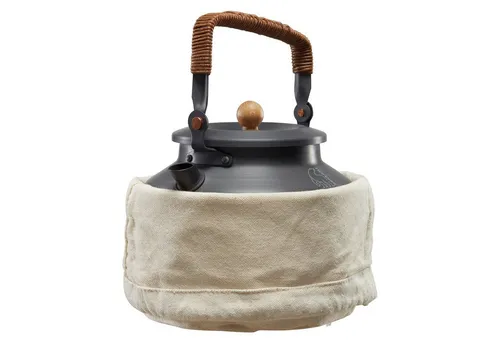 Nordisk Aluminium Kettle Schwarz 1,3l - Camping Kaffee- & Teekannen im Retro-Lagerfeuer-Stil, inklusive Aufbewahrungstasche, ideal für schnelle Wärmeübertragung und perfektes Kocherlebnis.