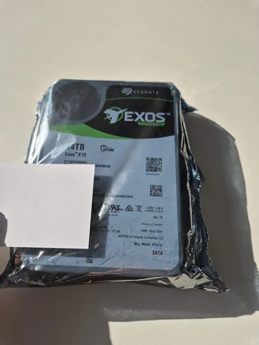 Seagate Exos X18 14TB Interne Festplatte - Festplatte für Unternehmen mit 14TB Speicher, optimiert für hohe Effizienz und Datendichte, ideal für Rechenzentren und große Datenmengen.