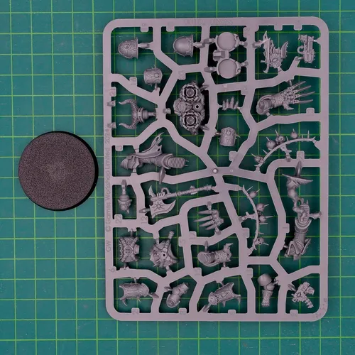 Warhammer 40.000 Chaos Space Marines Chaos Lord mit Sprungmodul - Brettspiele: Baue deinen eigenen Chaoslord mit Sprungmodul – ein fliegender Anführer für die Chaos Space Marines mit vielseitigen Waffenoptionen und individueller Gestaltung.