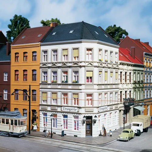 Auhagen H0 11398 Eckhaus Schmidtstr. 25 - Modellgebäude im Maßstab 1:87, unmontierter Bausatz für kreative Modellbauer, ideal für Spur H0, detailreiches Standmodell für Ihre Modelllandschaft.