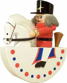 Rudolphs Schatzkiste Nussknacker Reiterlein Husar rot BxHxT 12x15x3cm NEU Weihnachten Seiffen Nutcracker Nüsse Erzgebirge Winter Dekoration Holzkunst Holz Weihnachtsmann Christmas Walnuss