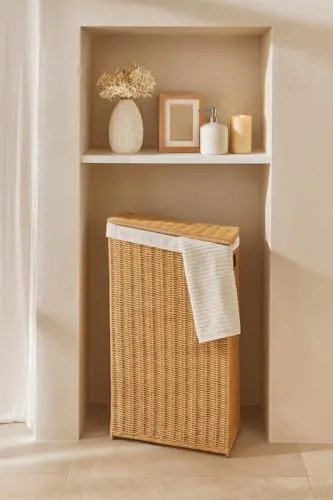 moebel direkt online Raumspar-Wäschekorb aus Rattan in Beige - Wäschekörbe mit raumsparendem Design, ideal für kleine Räume. Robuste Rattan-Verarbeitung und einfacher Transport dank praktischem Deckel.