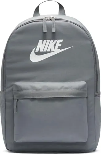 Nike Heritage Rucksack 25 L - Smoke Grey - Tagesrucksäcke mit großem Hauptfach und Laptopfach für Geräte bis 15 Zoll, strapazierfähig und ideal für Alltag und Freizeit.