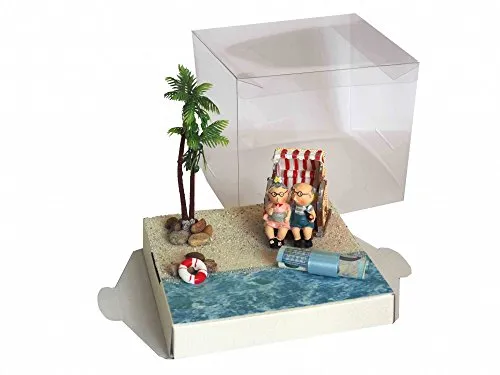 ZauberDeko Geldgeschenk Verpackung für Oma und Opa - Handgefertigte Geldgeschenkverpackung mit Dekofiguren im Strandkorb, ideal für besondere Anlässe wie Urlaub, Geburtstag oder Hochzeiten. Maße: 18 x 18 x 14 cm.