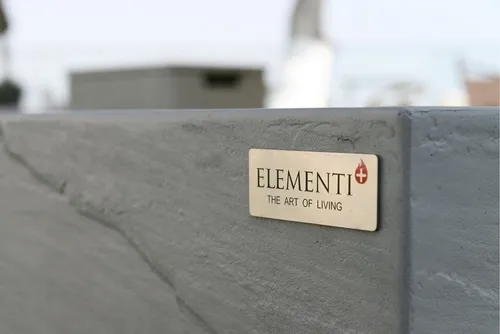 ELEMENTI Feuertisch CAPERTEE – Minimalistische Feuerstelle aus Beton mit Zubehör - Elegante Feuerstelle aus glasfaserverstärktem Beton, ideal für Garten und Terrasse. Wetterfest und handgefertigt, bietet sie modernes Design und hohe Qualität für ganzjährigen Einsatz.
