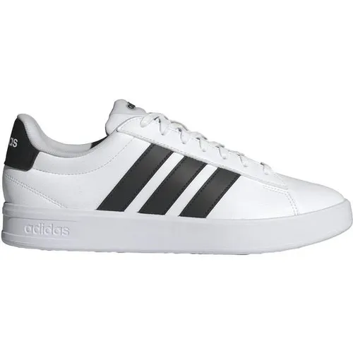 ADIDAS Herren Freizeitschuhe GRAND COURT 3.0 - Klassische Freizeitschuhe für lässigen Streetstyle. Der GRAND COURT 3.0 bietet hohen Komfort dank Cloudfoam-Dämpfung und strapazierfähigem Obermaterial. Ideal für jeden Anlass und ein echtes Mode-Statement.