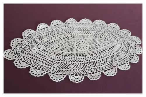 Handgehäkeltes Spitzendeckchen oval – 20 x 30 cm, weiß, Vollhäkel, Landhausstil
