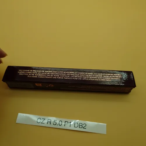 CHARLOTTE TILBURY Magischer Teint-Pinsel - Gesichtspinsel für alle Hauttypen, sorgt für einen perfekten Teint und ein makelloses Finish mit Leichtigkeit.