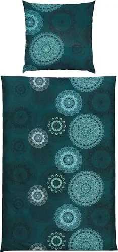 Erwin Müller Mako-Satin Bettwäsche Mandala Petrol 80x80 cm / 135x200 cm - Erleben Sie die Erwin Müller Mako-Satin Bettwäsche mit verspieltem Mandala-Design. Der feinfädige Stoff sorgt für ein angenehmes Schlafklima und lässt sich dank Reißverschluss einfach beziehen.