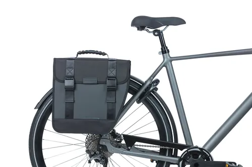 Basil B.V. Unisex Tour Gepäckträgertaschen – Schwarz, 34X14X34Cm - Fahrradtaschen mit stylischem Design und abnehmbarem Schultergurt für maximalen Komfort beim Radfahren.