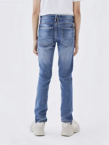 NAME IT Jungen Nkmtheo Dnmthayer Cor1 SWE Pant Noos Jeanshose - Jungen-Jeanshose im modernen Denim Blue, mit Scraped-Effekt für einen coolen, dezenten Distressed-Look und praktischem Fünf-Taschen-Stil.