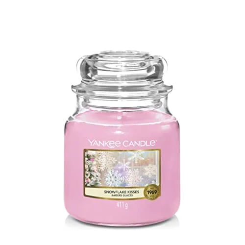Yankee Candle Duftkerze Snowflake Kisses - 411 g Housewarmer - Kerzen & Teelichter: Hochwertige Duftkerze mit einer Brenndauer von 65-75 Stunden für gemütliche Winterabende.